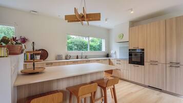 Een koelkast, een microgolfoven, een oven, een vaatwasser