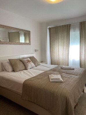 Tabla de planchar con plancha, wifi gratis, ropa de cama
