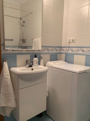 Ducha, secador de pelo y toallas
