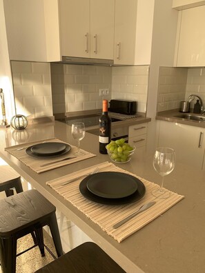 Geladeira, micro-ondas, fogão, cafeteira/chaleira