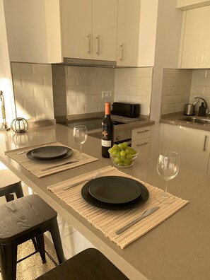 Frigorífico, microondas, horno y cafetera o tetera