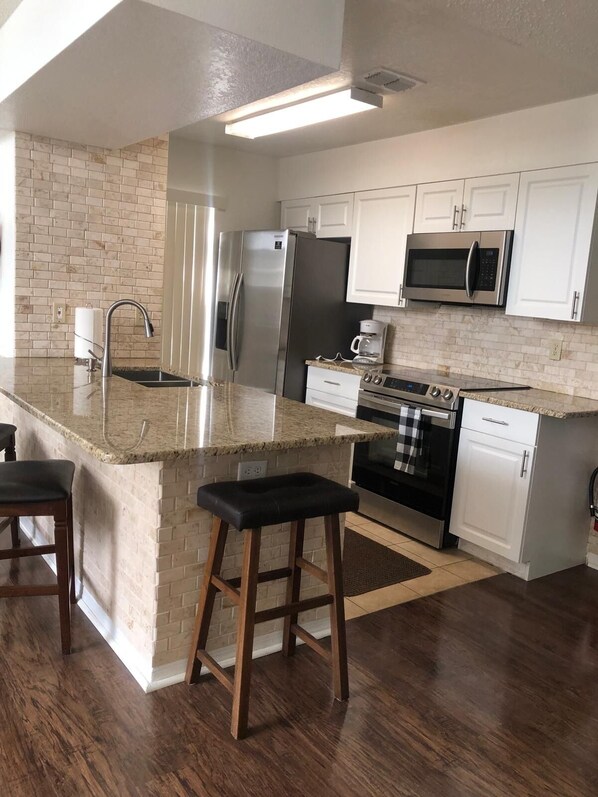 Micro-ondes, four, plaque de cuisson, lave-vaisselle