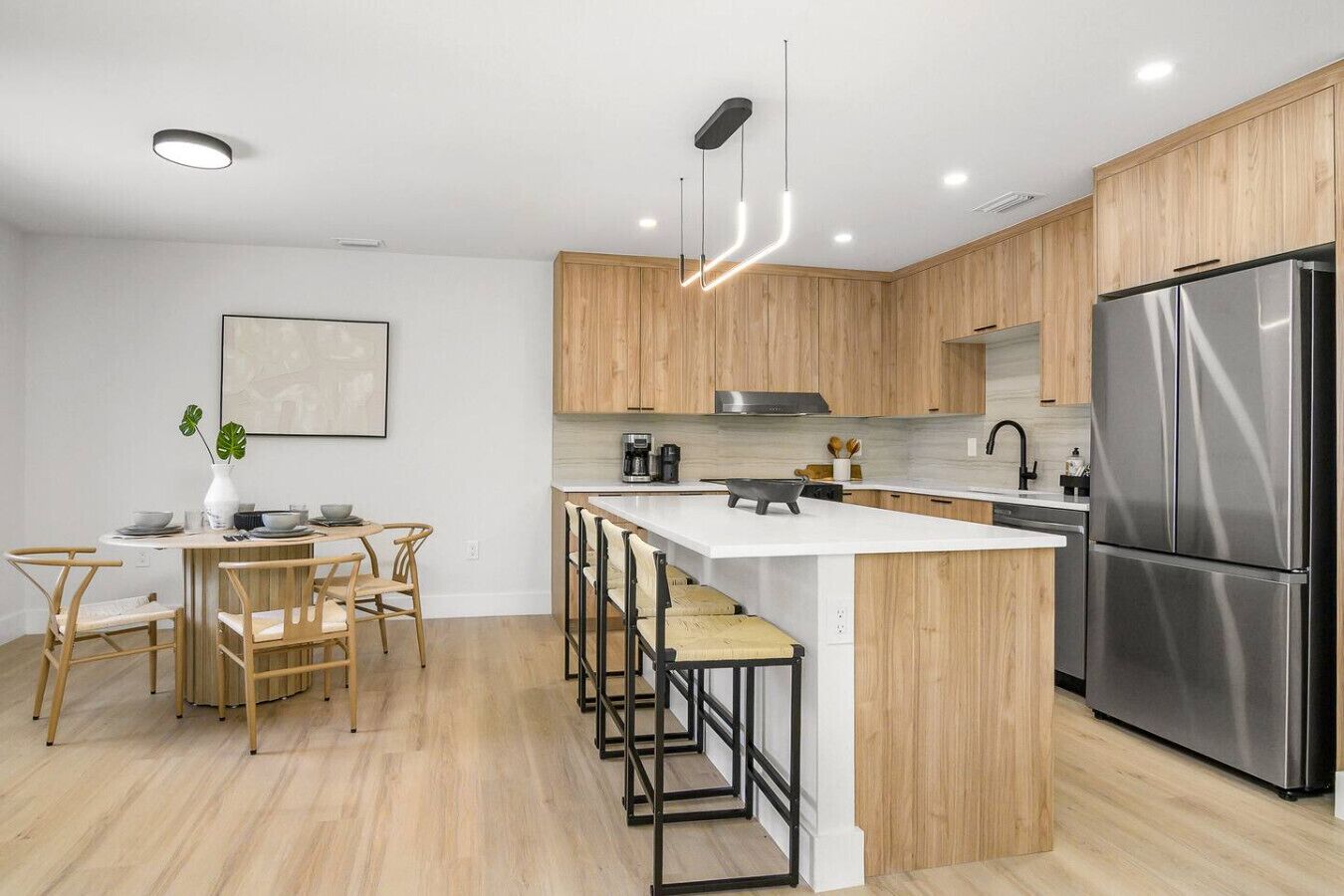 冷蔵庫、電子レンジ、オーブン、コンロ