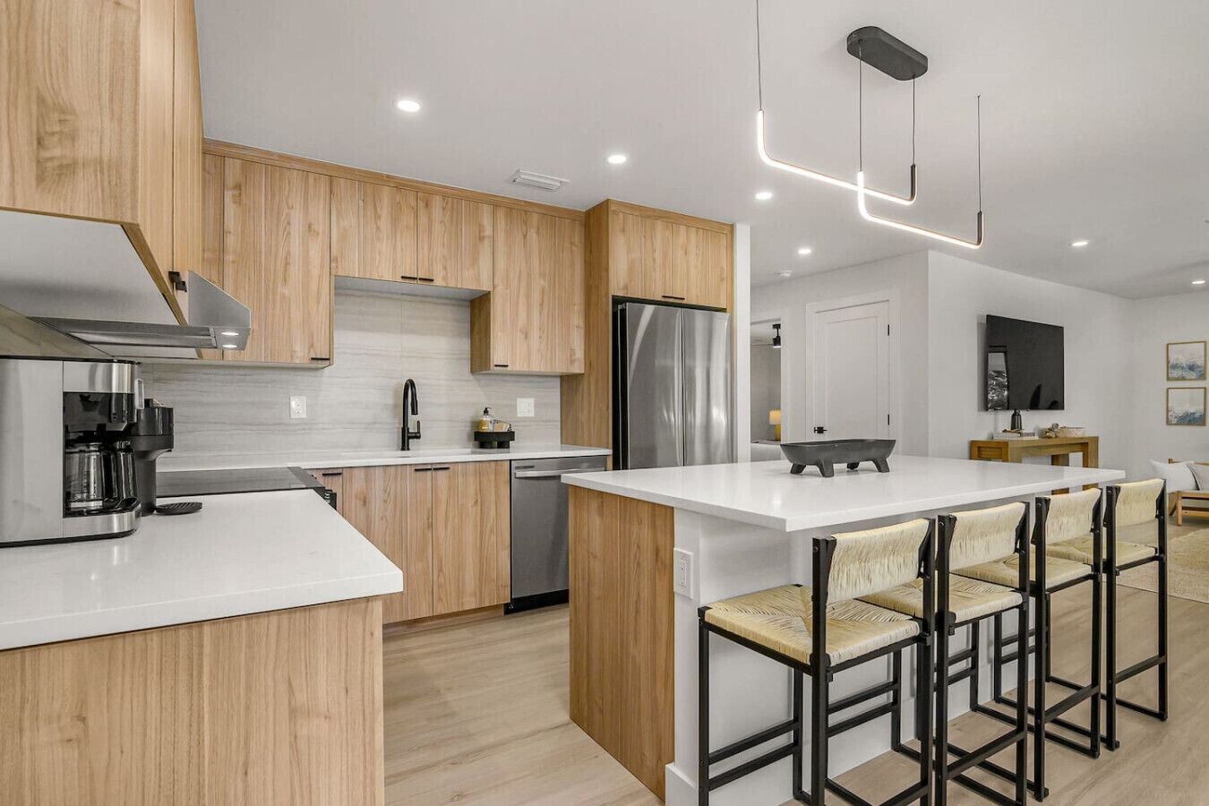 冷蔵庫、電子レンジ、オーブン、コンロ