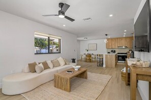 Smart TV - Beach Gear, Bikes, Paddle Boards & MORE! (Naples)