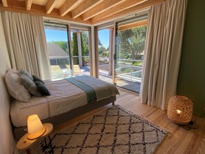 5 chambres, fer et planche à repasser, lit de bébé portatif