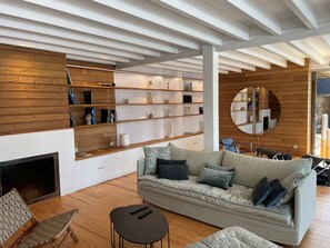 Téléviseur, foyer, table de ping-pong, livres