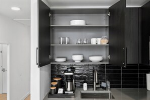 Micro-ondes, four, plaque de cuisson, lave-vaisselle