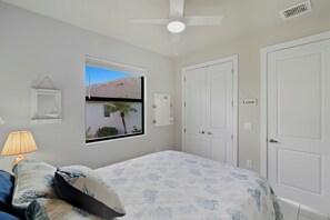 3 bedrooms, desk, Internet, bed sheets