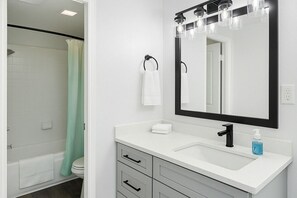 Hårføner, håndklær, såpe og toalettpapir