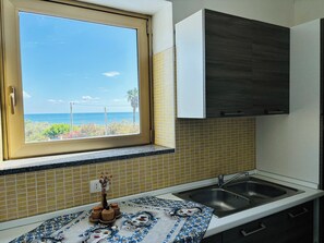 Fridge, oven, stovetop, coffee/tea maker - Experience the sea from home: 30 meters of dream! (Fondo Morte)