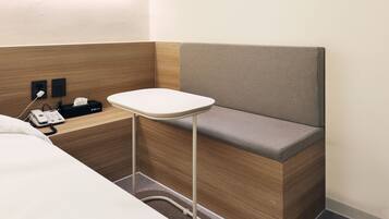 1 habitación, cubrecamas y espacio para trabajar con laptop