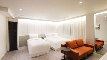 Suite familiar, diversos llits, no fumadors, bany privat | 1 dormitori, cobrellits i espai de treball apte per a portàtils