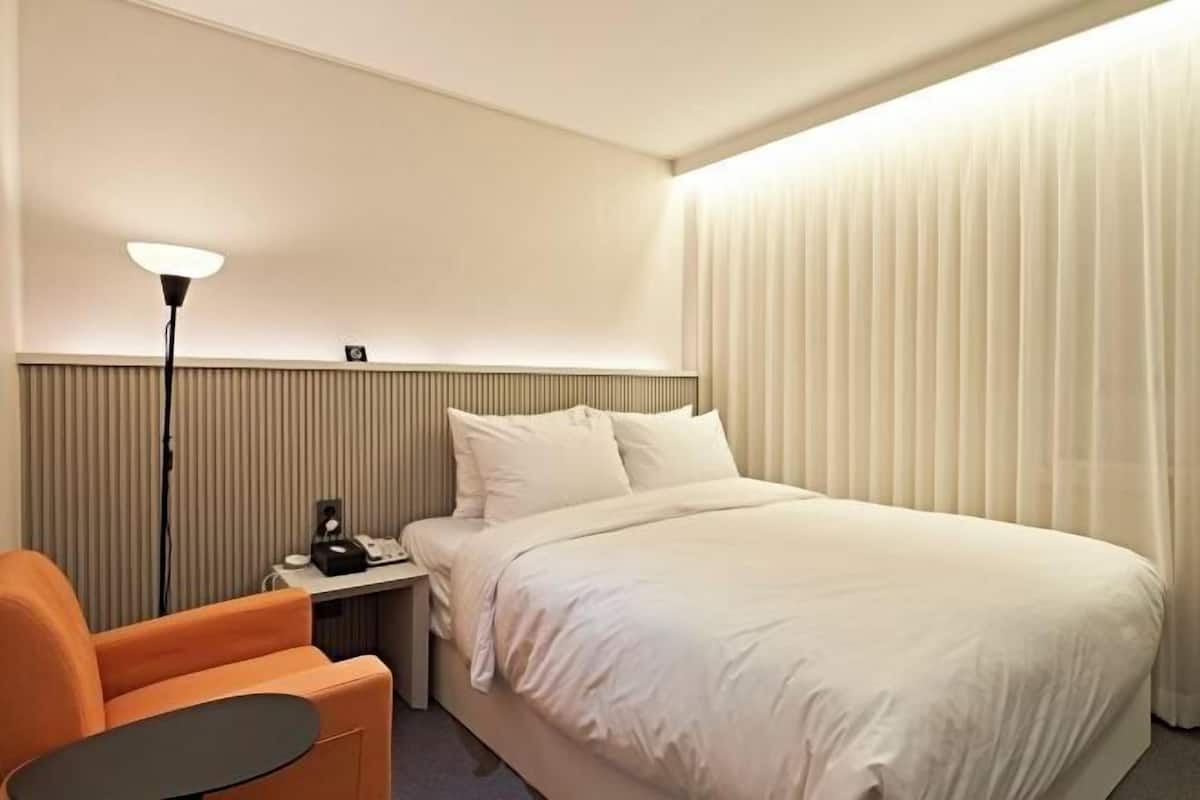 1 habitación, edredón y espacio para trabajar con laptop