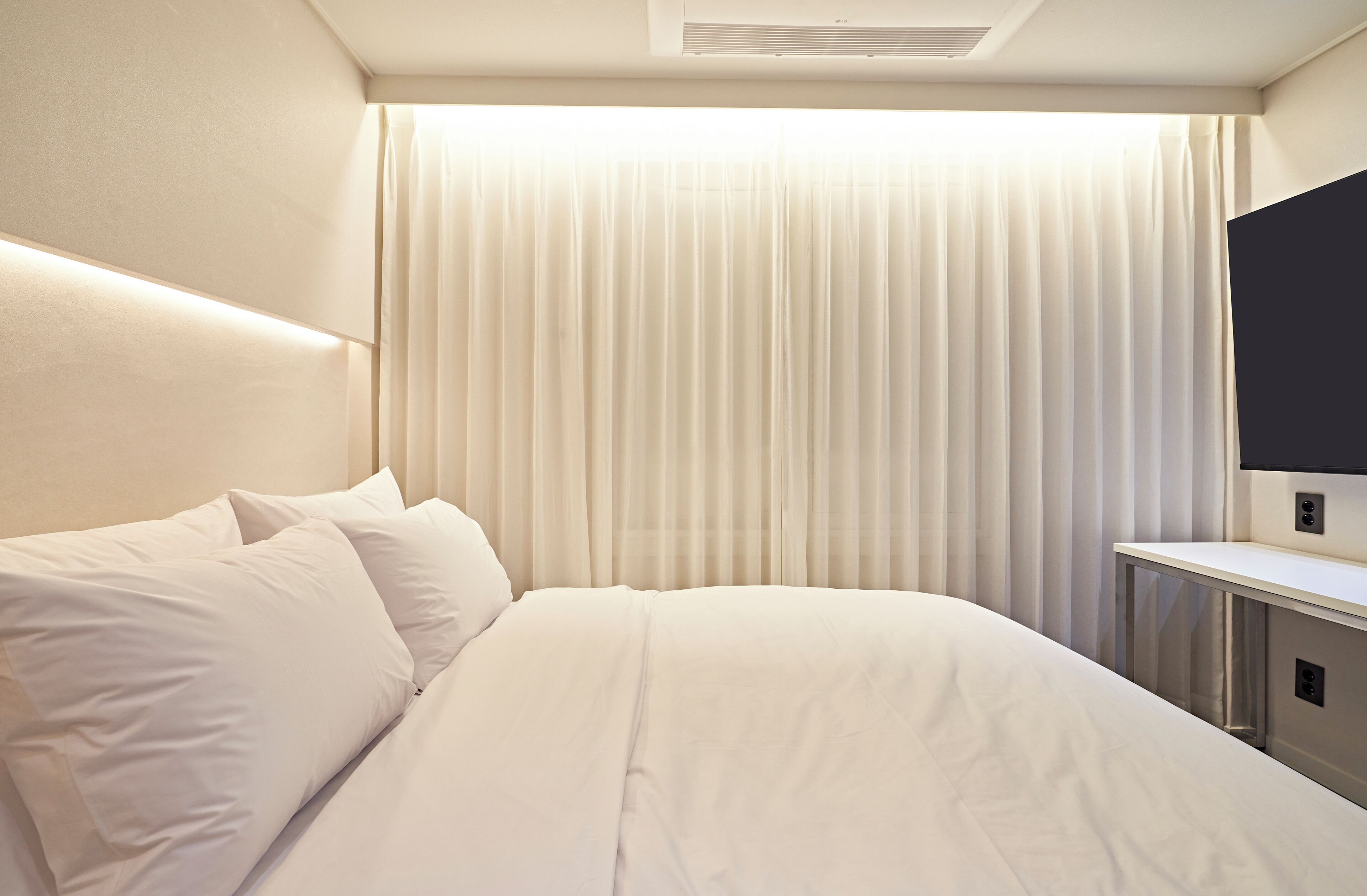 Comfort Double Room, 1 Queen Bed | Down comforters, laptop workspace, blackout drapes, free WiFi