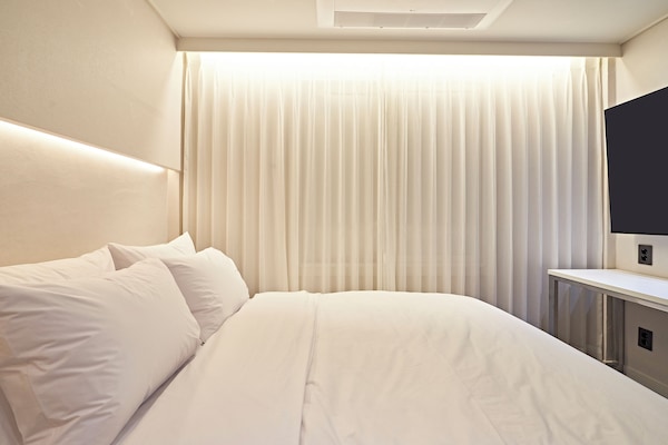 Comfort Double Room, 1 Queen Bed | Down comforters, laptop workspace, blackout drapes, free WiFi