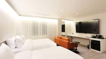 Suite familiar, diversos llits, no fumadors, bany privat | 1 dormitori, cobrellits i espai de treball apte per a portàtils