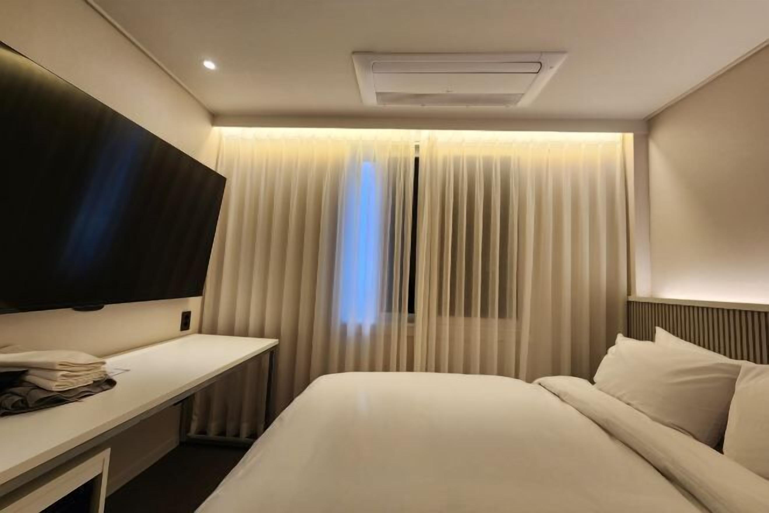 Edredones de plumas y espacio para trabajar con un portátil