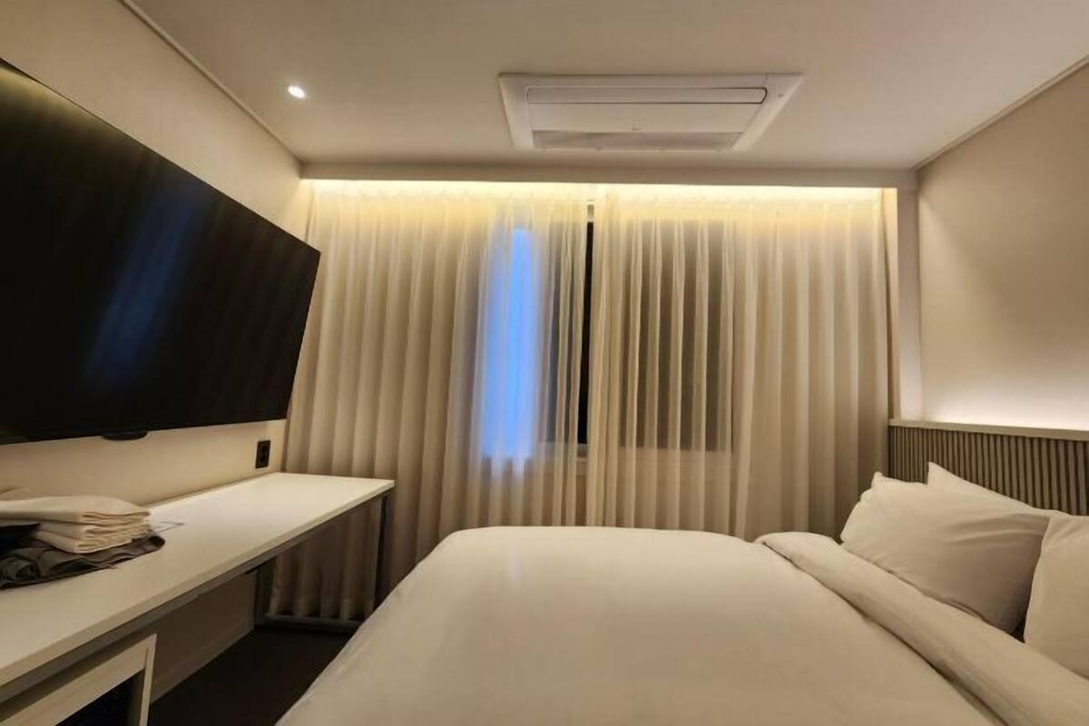 Edredones de plumas y espacio para trabajar con un portátil