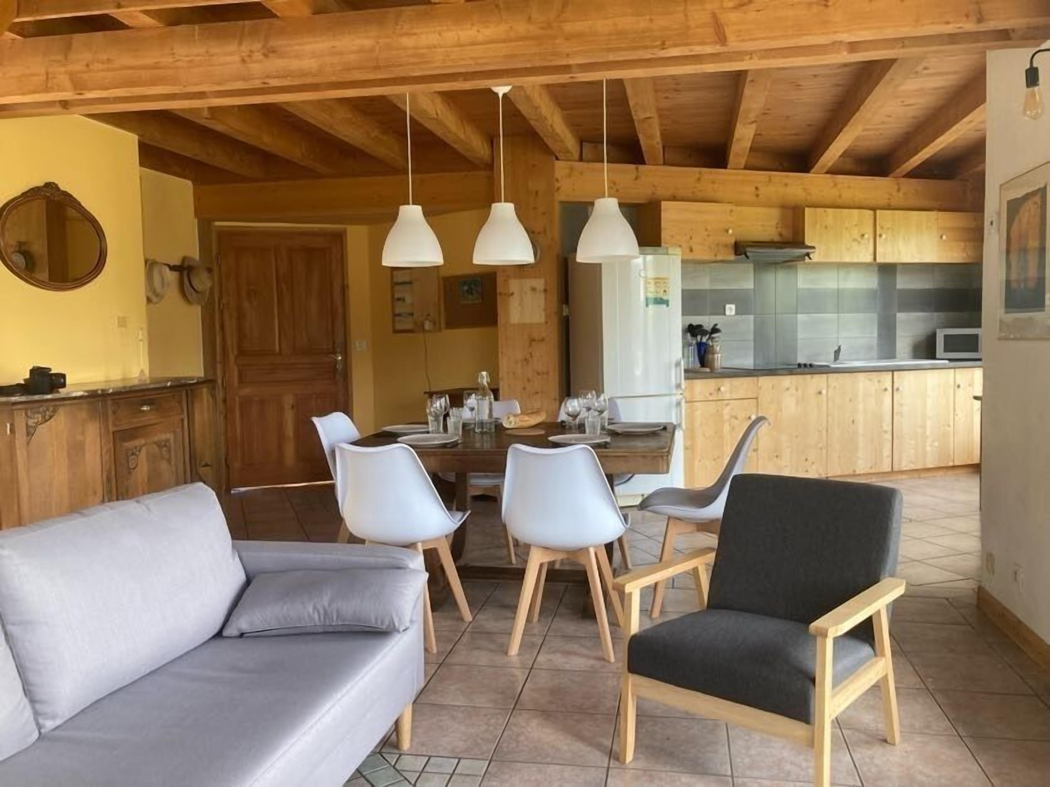 Una televisión, una chimenea