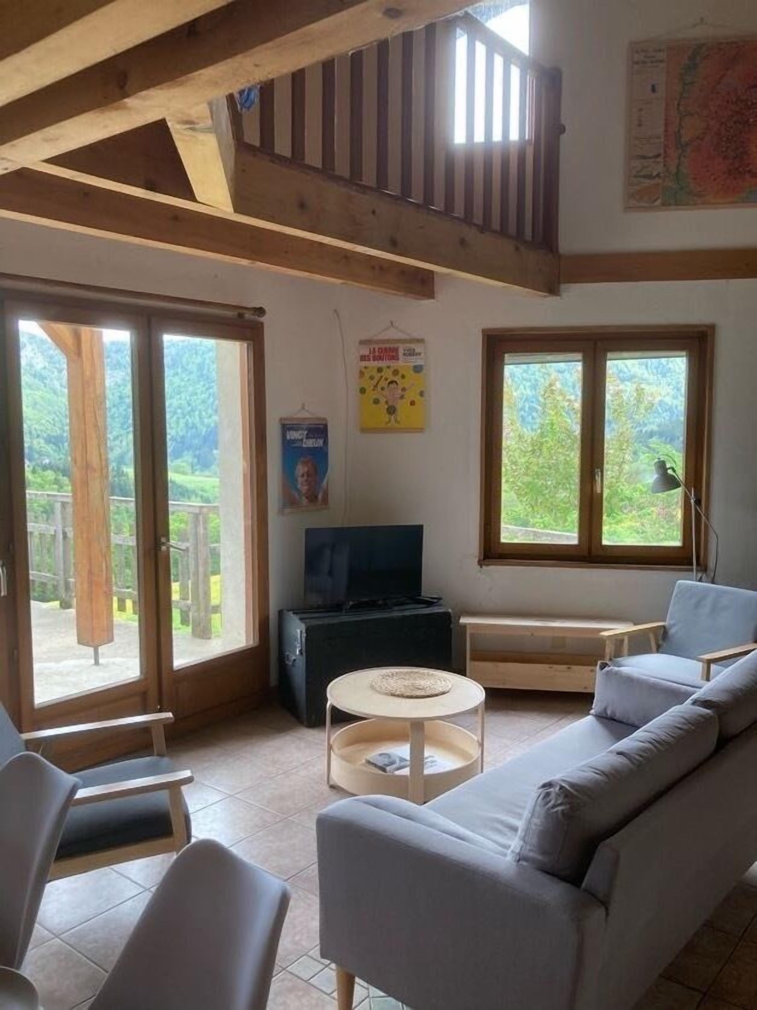 Een televisie en een open haard