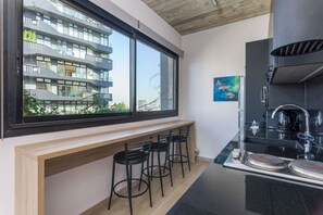 Standaard studio | Privékitchenette | Een koelkast, een microgolfoven, een kookplaat