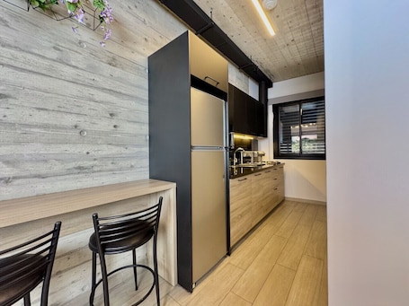 Refrigerador, microondas, placa de cocina, utensilios de cocina