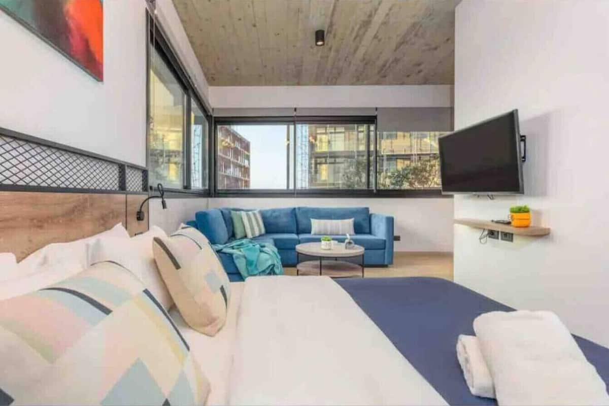 Amine 603 Studio in Mar Mikhael | 1 slaapkamer, een kluis op de kamer, een strijkplank/strijkijzer