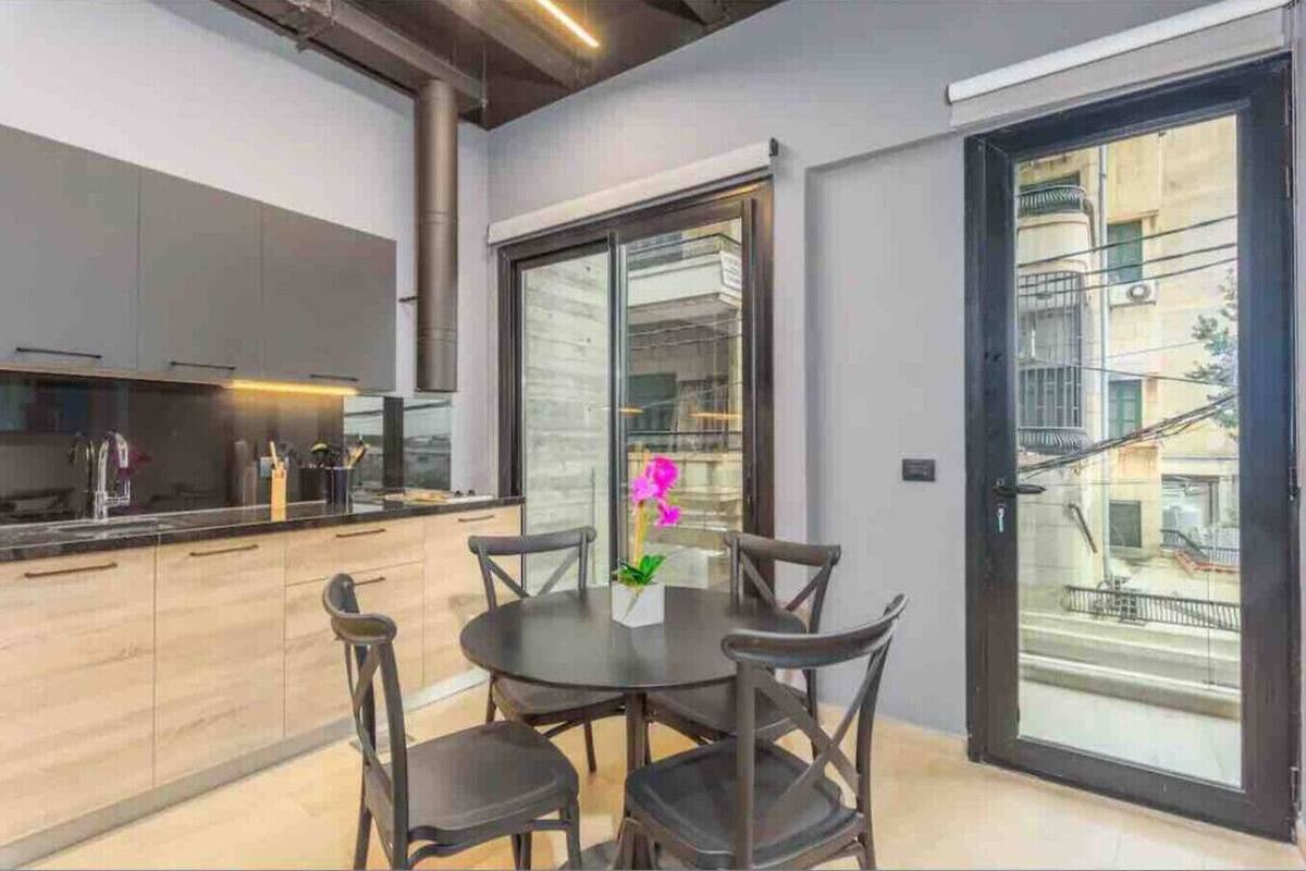 Una cocina moderna con comedor.