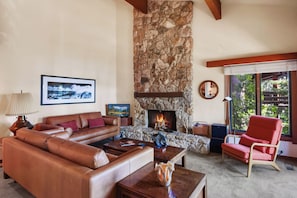 TV, fireplace, stereo - Cedar Point Condo with Buoy & Pool (Tahoe City)