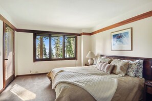 3 bedrooms, free WiFi, bed sheets - Cedar Point Condo with Buoy & Pool (Tahoe City)