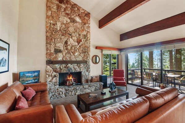 TV, fireplace, stereo - Cedar Point Condo with Buoy & Pool (Tahoe City)