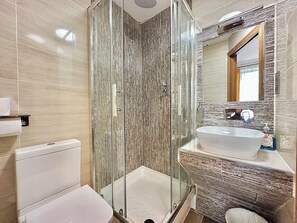 Shower, towels, toilet paper - 205 Earls Court (London)