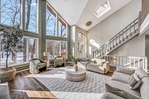 TV connectée, cheminée, jeux vidéo, table de tennis de table