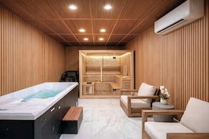 Une salle de spa équipée d’un bain à remous, d’un espace détente et de murs recouverts de panneaux en bois.