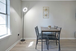 Dining - Chic 2-bedroom apartment with WiFi, AC in marvelous Austin (Austin)