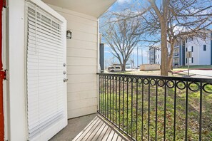 Property grounds - Chic 2-bedroom apartment with WiFi, AC in marvelous Austin (Austin)