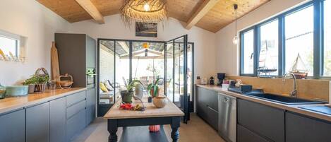 Fridge, oven, dishwasher, cookware/dishes/utensils