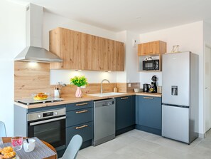 Fridge, microwave, dishwasher, cookware/dishes/utensils