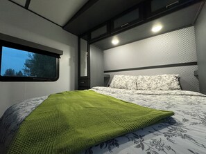 2 bedrooms, free WiFi, bed sheets - RV in Downtown Palmer, Close to Everything, Fiber-Fed WiFi (Palmer)