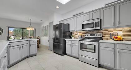 Sun City Grand! 2/2 with office! Golf Cart. 30 Night Min!