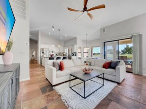 Smart-tv, eldstad, ett bordtennisbord och en stereo