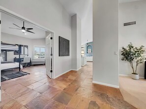 4 Schlafzimmer, Schreibtisch, Bügeleisen/Bügelbrett, kostenloses WLAN