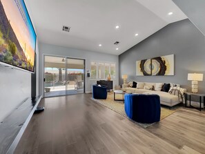 Smart TV, fireplace - Casa Scottdale Heated Pool and Spa!  Beautifully Done! (Scottsdale)