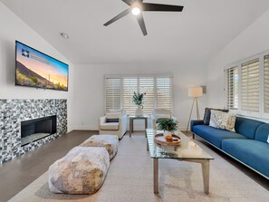 Smart TV, fireplace - Casa Scottdale Heated Pool and Spa!  Beautifully Done! (Scottsdale)