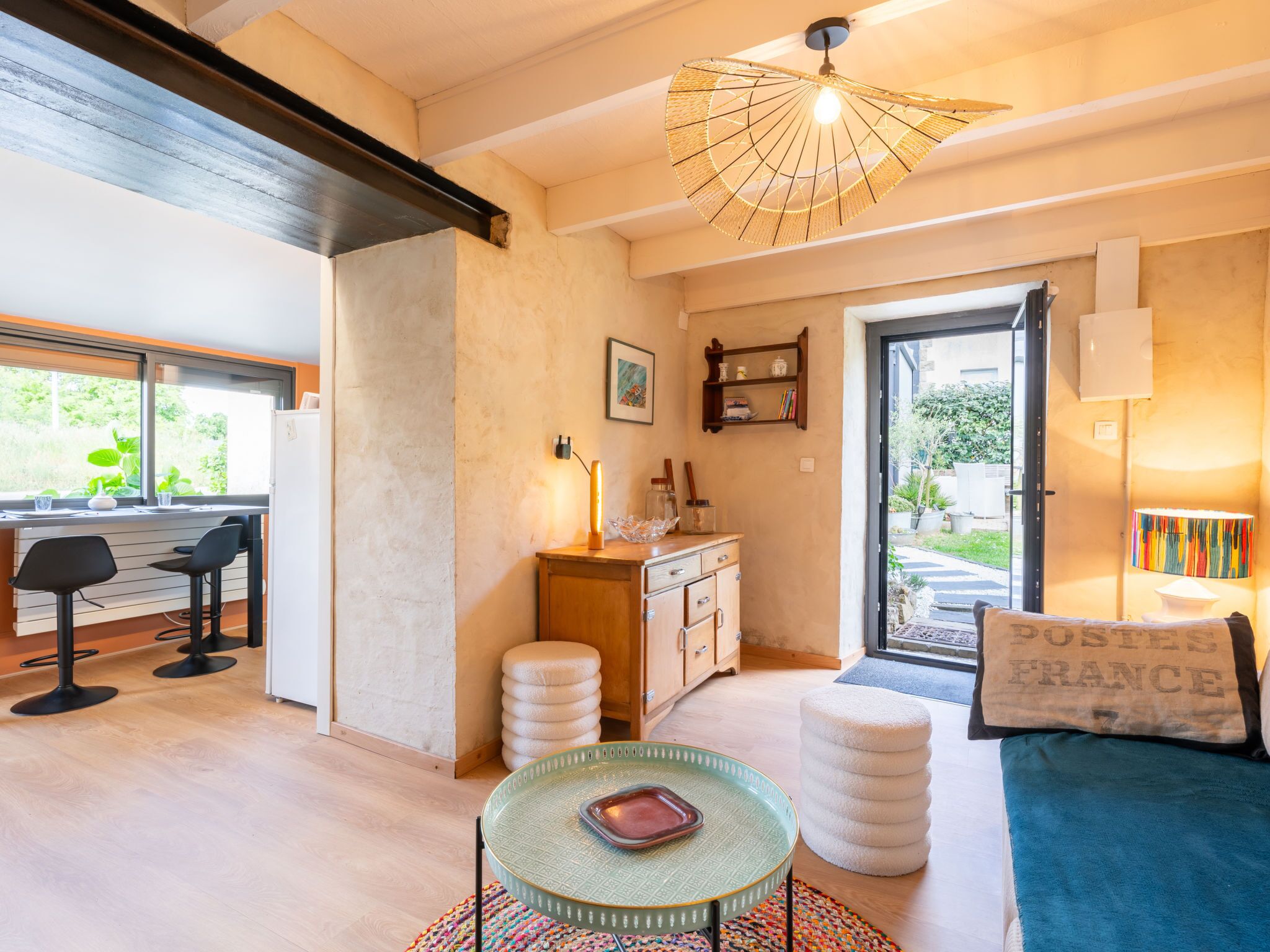 Una sala de estar acogedora con comedor, cocina y vistas al exterior.