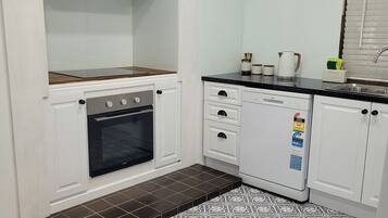 Kylskåp, mikrovågsugn, ugn och spishäll