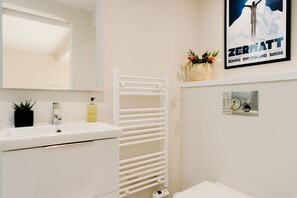 Shower, hair dryer, soap, shampoo - Stables Cottage, Nethybeodge (Nethybridge)