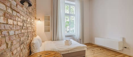 Een strijkplank/strijkijzer, wifi, beddengoed