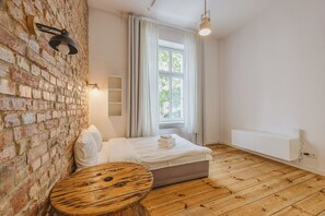 Een strijkplank/strijkijzer, wifi, beddengoed